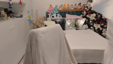 Snapshot of prettyblackeyes chatting on 12-17-24, 06:56 wilma online show from 12-17-24, 06:56