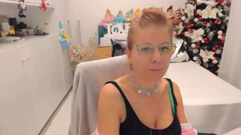 Snapshot of prettyblackeyes chatting on 12-18-24, 06:43 wilma online show from 12-18-24, 06:43