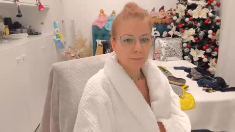 Snapshot of prettyblackeyes chatting on 12-22-24, 06:39 wilma online show from 12-22-24, 06:39