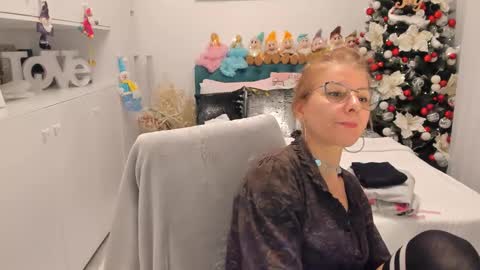 Snapshot of prettyblackeyes chatting on 12-24-24, 10:17 wilma online show from 12-24-24, 10:17