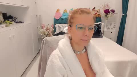Snapshot of prettyblackeyes chatting on 01-20-25, 06:42 wilma online show from 01-20-25, 06:42