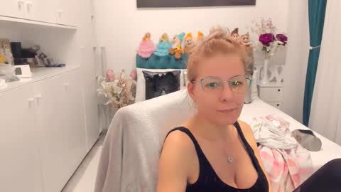 Snapshot of prettyblackeyes chatting on 01-29-25, 07:15 wilma online show from 01-29-25, 07:15