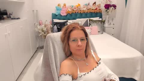 Snapshot of prettyblackeyes chatting on 02-16-25, 01:14 wilma online show from 02-16-25, 01:14