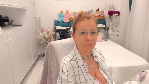 Snapshot of prettyblackeyes chatting on 02-17-25, 06:31 wilma online show from 02-17-25, 06:31
