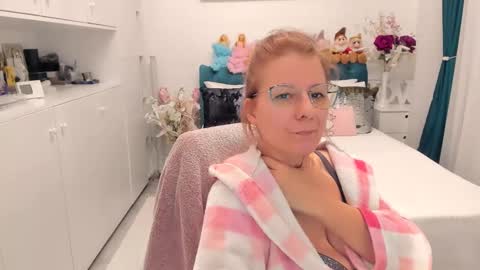 Snapshot of prettyblackeyes chatting on 02-19-25, 10:12 wilma online show from 02-19-25, 10:12