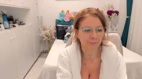 Snapshot of prettyblackeyes chatting on 02-20-25, 10:05 wilma online show from 02-20-25, 10:05