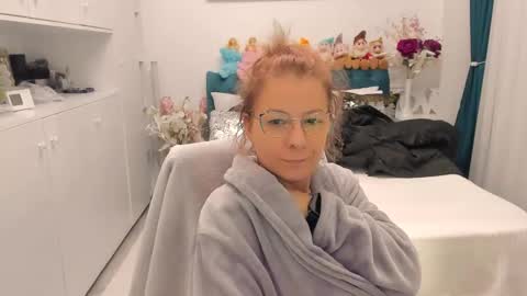 Snapshot of prettyblackeyes chatting on 02-21-25, 09:34 wilma online show from 02-21-25, 09:34