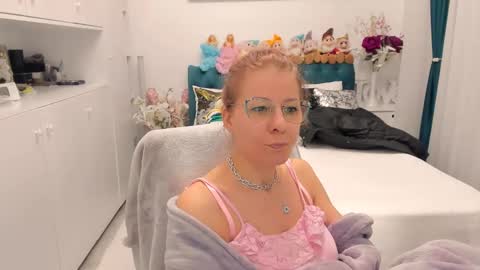 Snapshot of prettyblackeyes chatting on 02-22-25, 07:23 wilma online show from 02-22-25, 07:23
