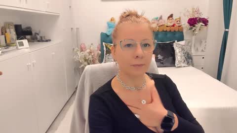 Snapshot of prettyblackeyes chatting on 02-24-25, 07:22 wilma online show from 02-24-25, 07:22