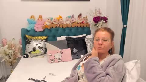 Snapshot of prettyblackeyes chatting on 02-27-25, 10:15 wilma online show from 02-27-25, 10:15