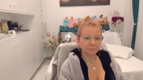 Snapshot of prettyblackeyes chatting on 03-01-25, 02:37 wilma online show from 03-01-25, 02:37