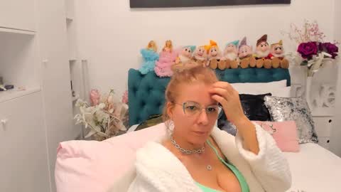 Snapshot of prettyblackeyes chatting on 03-10-25, 09:10 wilma online show from 03-10-25, 09:10