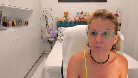 Snapshot of prettyblackeyes chatting on 09-14-25, 08:41 wilma online show from 09-14-25, 08:41