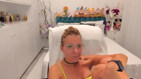 Snapshot of prettyblackeyes chatting on 09-15-25, 10:32 wilma online show from 09-15-25, 10:32