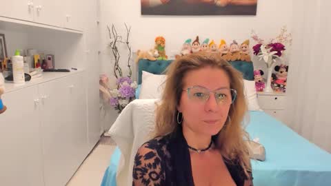 Snapshot of prettyblackeyes chatting on 09-23-25, 06:38 wilma online show from 09-23-25, 06:38