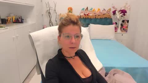 Snapshot of prettyblackeyes chatting on 09-24-25, 09:29 wilma online show from 09-24-25, 09:29