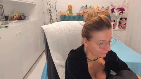 Snapshot of prettyblackeyes chatting on 09-27-25, 06:18 wilma online show from 09-27-25, 06:18