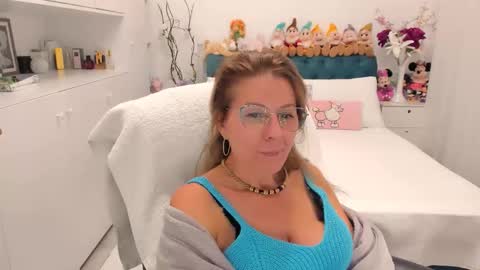 Snapshot of prettyblackeyes chatting on 09-27-25, 11:21 wilma online show from 09-27-25, 11:21