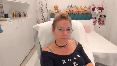 Snapshot of prettyblackeyes chatting on 09-30-25, 06:29 wilma online show from 09-30-25, 06:29