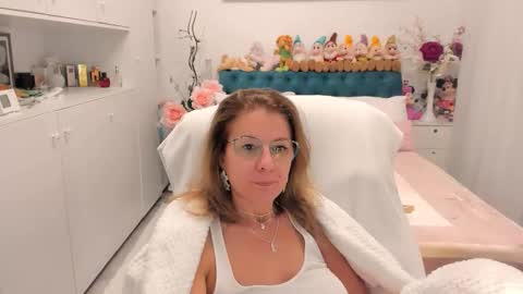 Snapshot of prettyblackeyes chatting on 10-22-25, 09:03 wilma online show from 10-22-25, 09:03