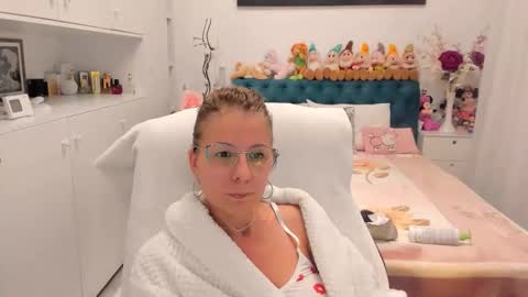 Snapshot of prettyblackeyes chatting on 10-31-25, 08:43 wilma online show from 10-31-25, 08:43