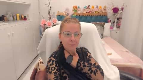 Snapshot of prettyblackeyes chatting on 11-14-25, 07:51 wilma online show from 11-14-25, 07:51