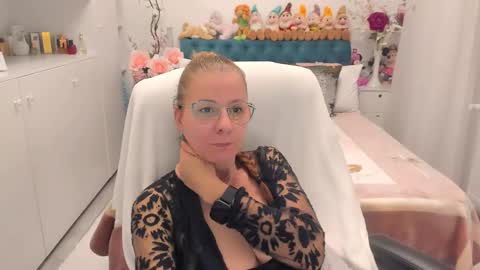 Snapshot of prettyblackeyes chatting on 11-15-25, 12:41 wilma online show from 11-15-25, 12:41