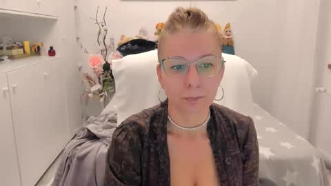 Snapshot of prettyblackeyes chatting on 11-22-25, 08:19 wilma online show from 11-22-25, 08:19