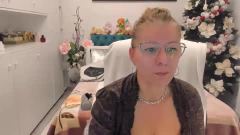 Snapshot of prettyblackeyes chatting on 11-24-25, 06:57 wilma online show from 11-24-25, 06:57