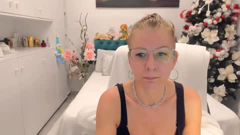 Snapshot of prettyblackeyes chatting on 12-15-25, 07:23 wilma online show from 12-15-25, 07:23