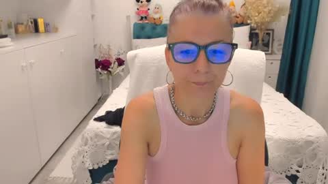 Snapshot of prettyblackeyes chatting on 06-17-26, 05:54 wilma online show from 06-17-26, 05:54