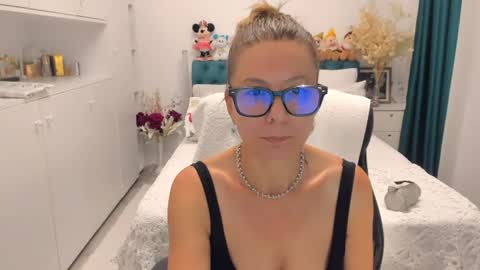 Snapshot of prettyblackeyes chatting on 07-15-26, 10:59 wilma online show from 07-15-26, 10:59