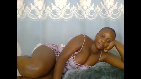 Snapshot of prettydarkskin002 chatting on 05-16-26, 10:52 SHANIA online show from 05-16-26, 10:52