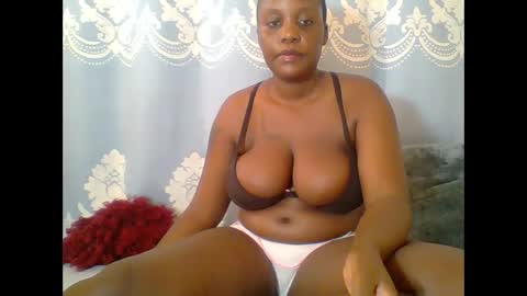 Snapshot of prettydarkskin002 chatting on 06-10-26, 10:25 SHANIA online show from 06-10-26, 10:25