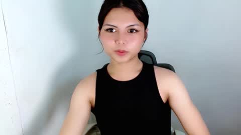 Snapshot of prettyjulian chatting on 12-17-25, 10:21 SEXY JULIA online show from 12-17-25, 10:21