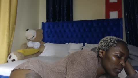 Snapshot of prettyquee chatting on 11-27-25, 07:05 sasha online show from 11-27-25, 07:05