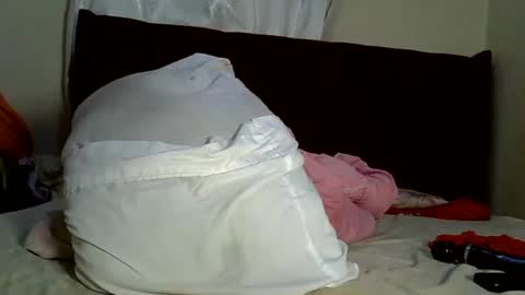 Snapshot of prettyriss chatting on 06-06-26, 06:01 prettyriss online show from 06-06-26, 06:01