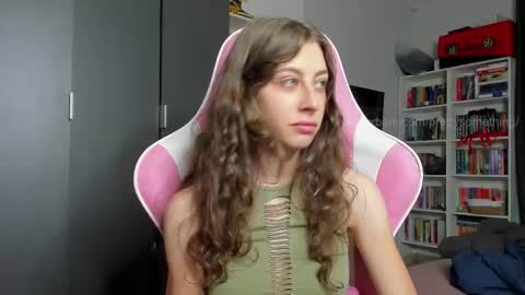 Snapshot of prettysomething chatting on 01-12-26, 09:36 Sophie next stream will be at Monday i will wait you guys online show from 01-12-26, 09:36