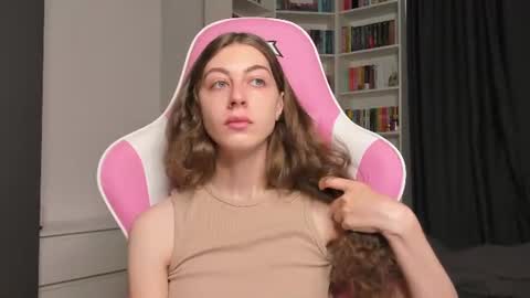 Snapshot of prettysomething chatting on 07-09-26, 05:44 Sophie next stream will be at Monday i will wait you guys online show from 07-09-26, 05:44