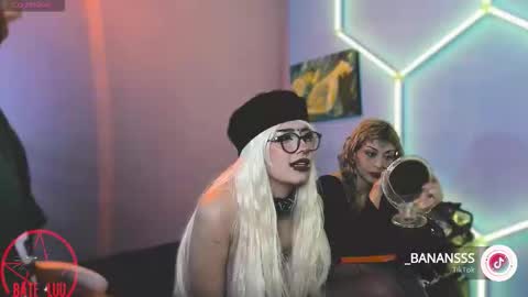 Snapshot of princesita_valija chatting on 10-20-25, 04:02 Beth online show from 10-20-25, 04:02