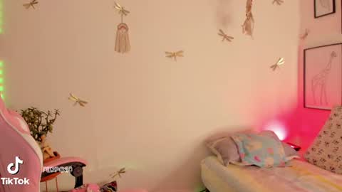 Snapshot of princessluna_14 chatting on 06-12-26, 10:08 princessluna_14 online show from 06-12-26, 10:08