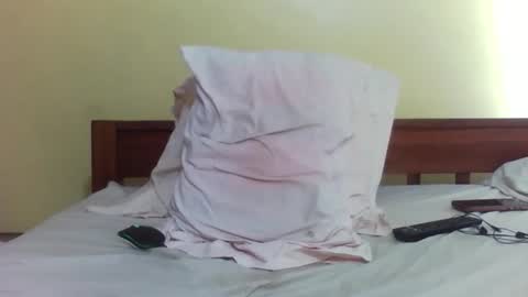 Snapshot of princessmiles2 chatting on 10-22-25, 04:35 phelly online show from 10-22-25, 04:35