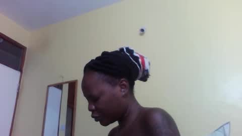 Snapshot of princessmiles2 chatting on 10-27-25, 04:05 phelly online show from 10-27-25, 04:05