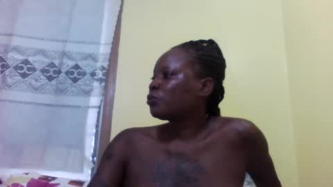 Snapshot of princessmiles2 chatting on 06-29-26, 02:06 phelly online show from 06-29-26, 02:06