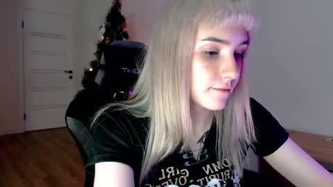 18 y.o online show from 02-18-25, 05:42