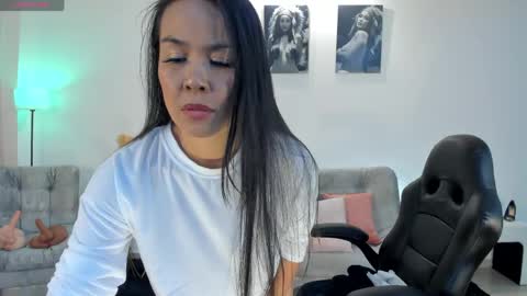 Pui Yeee  online show from 04-17-26, 02:09