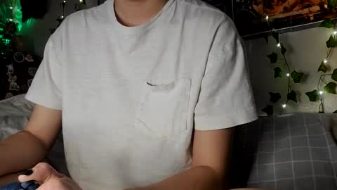 Snapshot of pupgender chatting on 12-18-24, 08:42 Rhys online show from 12-18-24, 08:42
