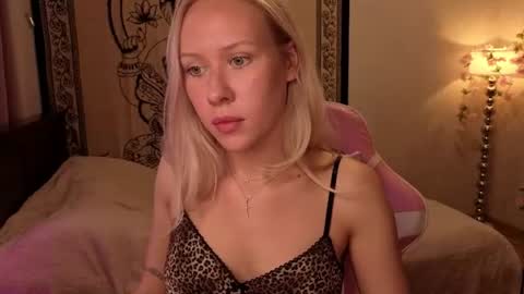 Snapshot of pureeangel chatting on 06-25-26, 03:38 Megan online show from 06-25-26, 03:38