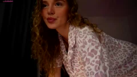 Snapshot of purple_baby chatting on 09-10-25, 05:13 Sasha wait you here 6 of November. will celebrate my B- day online show from 09-10-25, 05:13