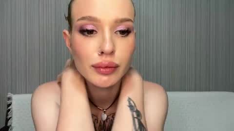 Lina online show from 11-18-25, 12:31